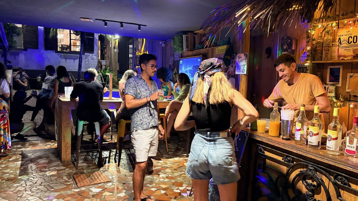 Barman preparando caipirinhas no bar do hostel