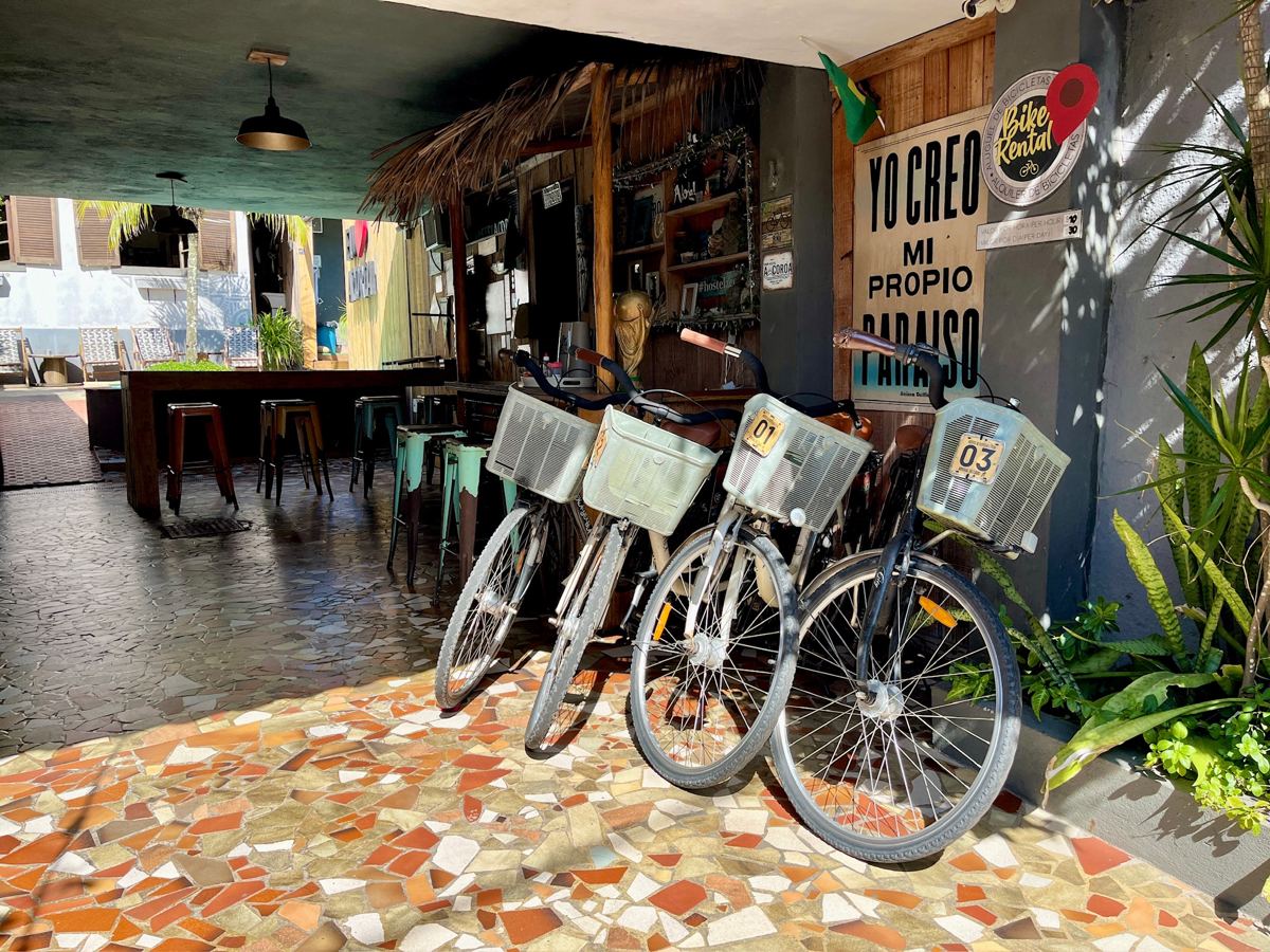 Bicicletas para alugar na entrada do bar