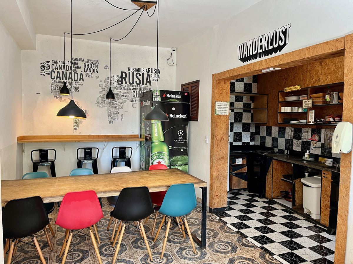Cozinha compartilhada e mesa comunitária