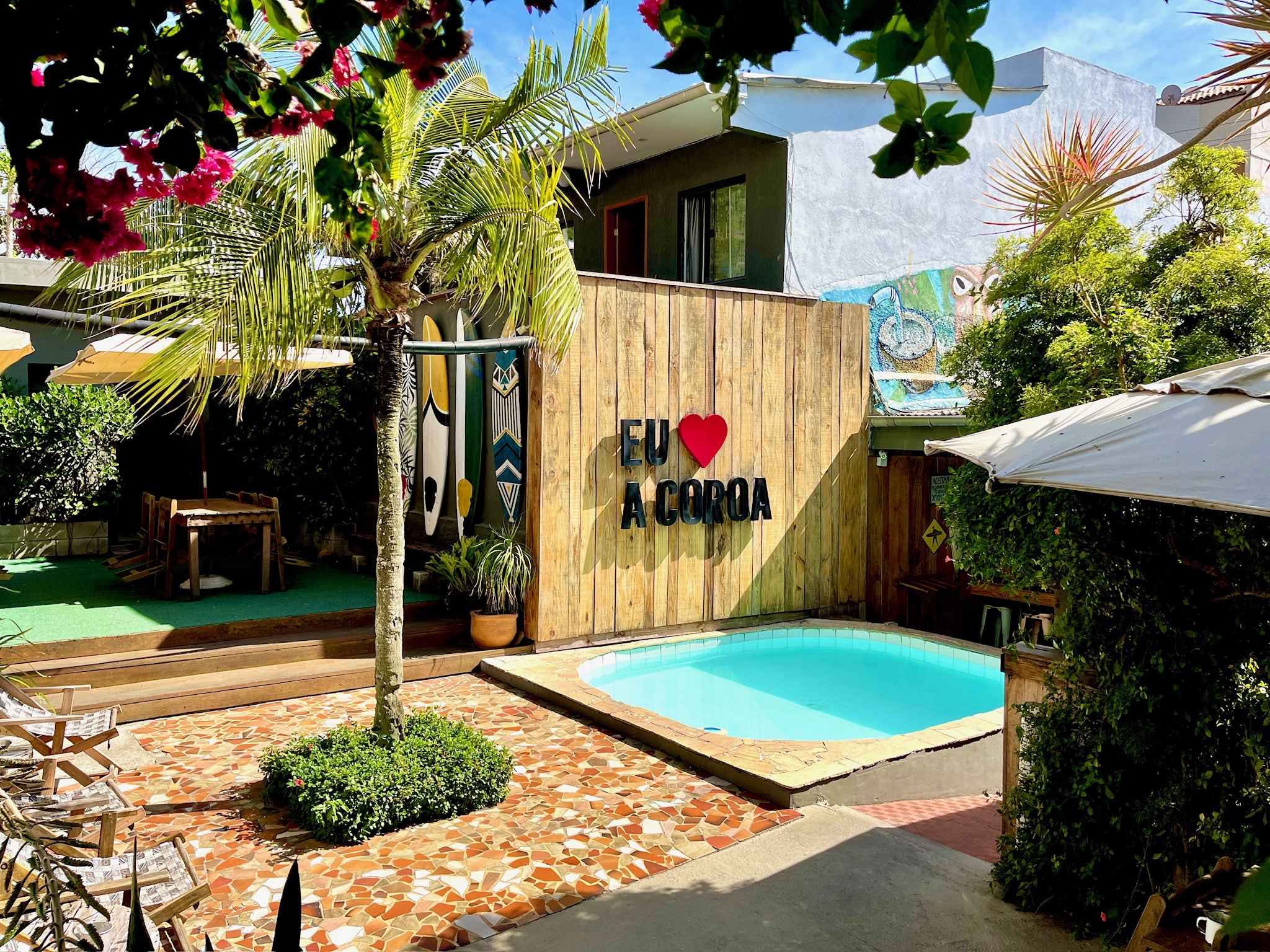 Piscina e pátio do A Coroa com o letreiro Eu amo A Coroa