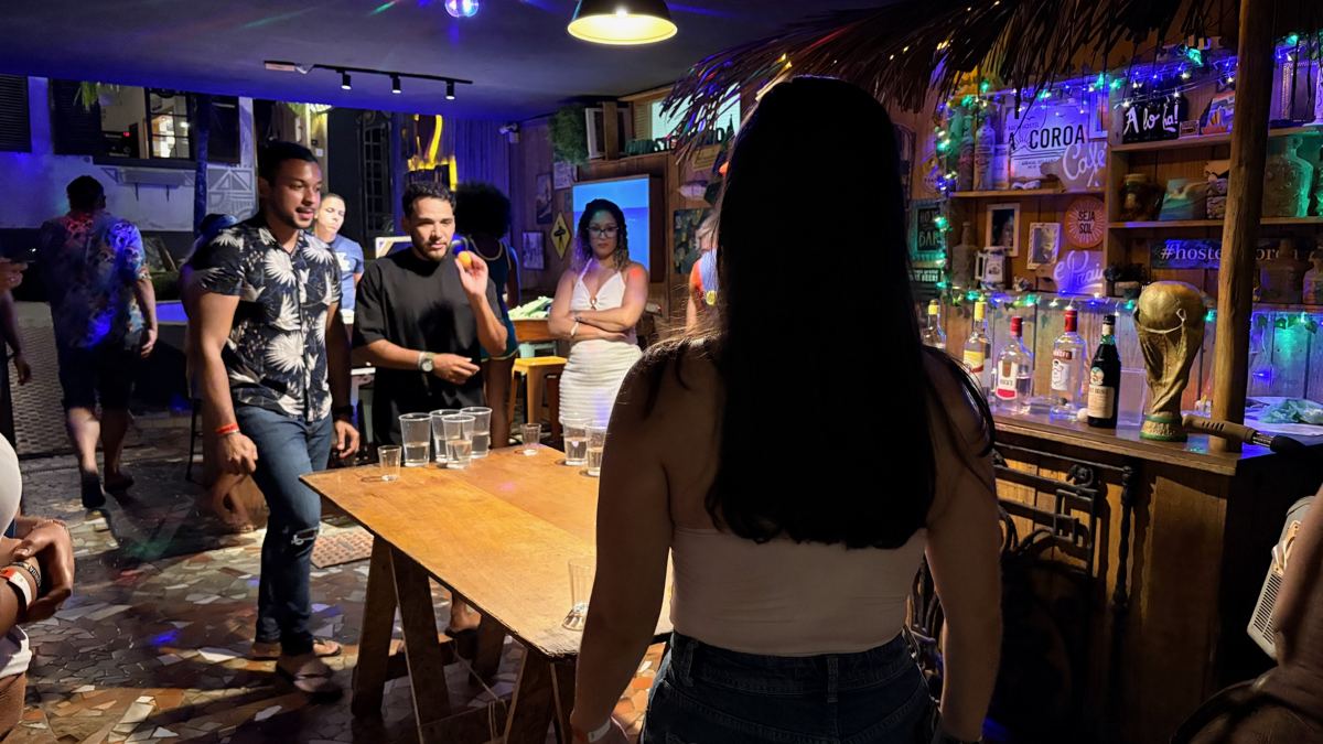 Hóspedes jogando no bar durante a noite de jogos