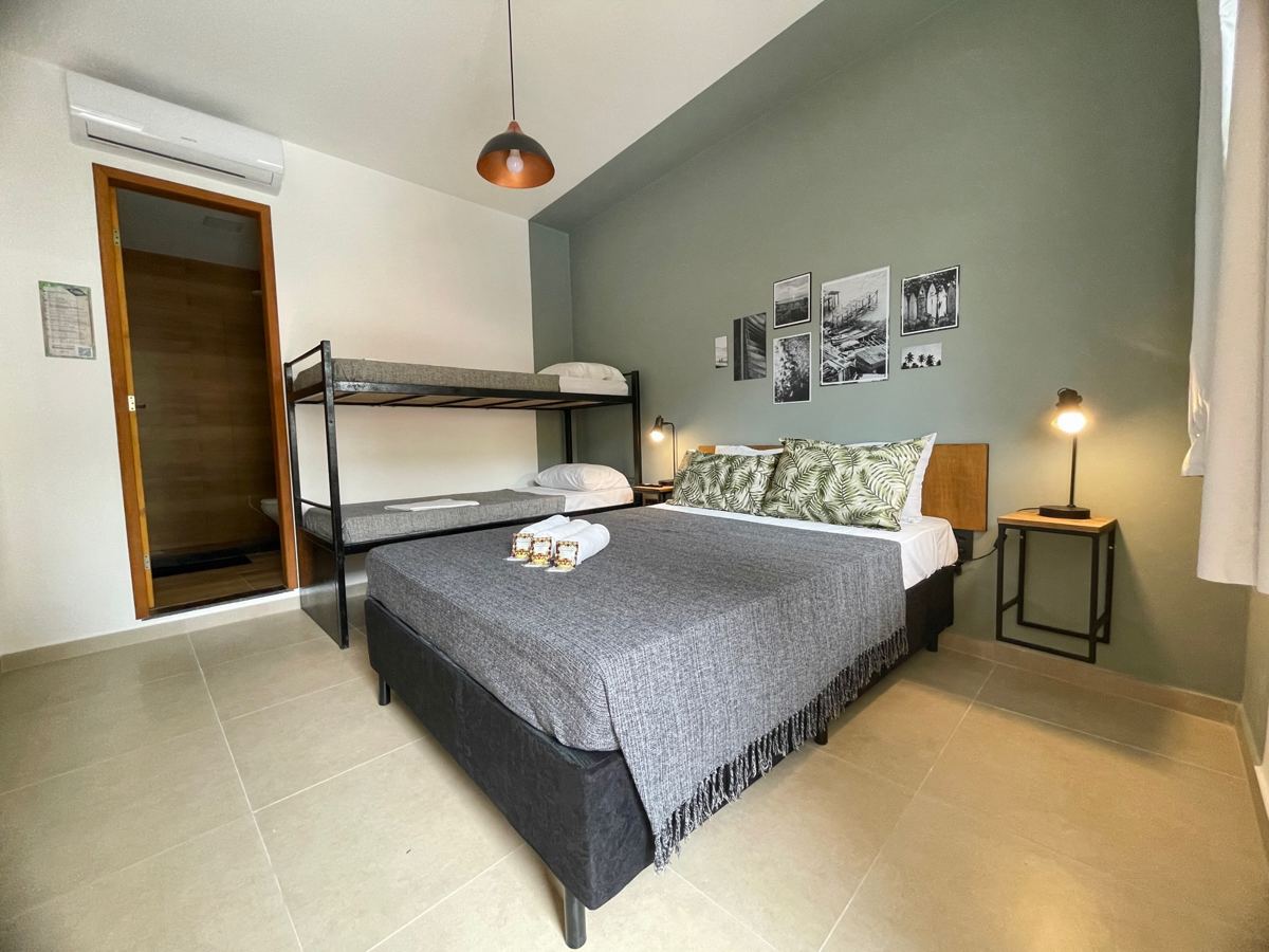 Suíte quádrupla com cama de casal, beliche e ar-condicionado