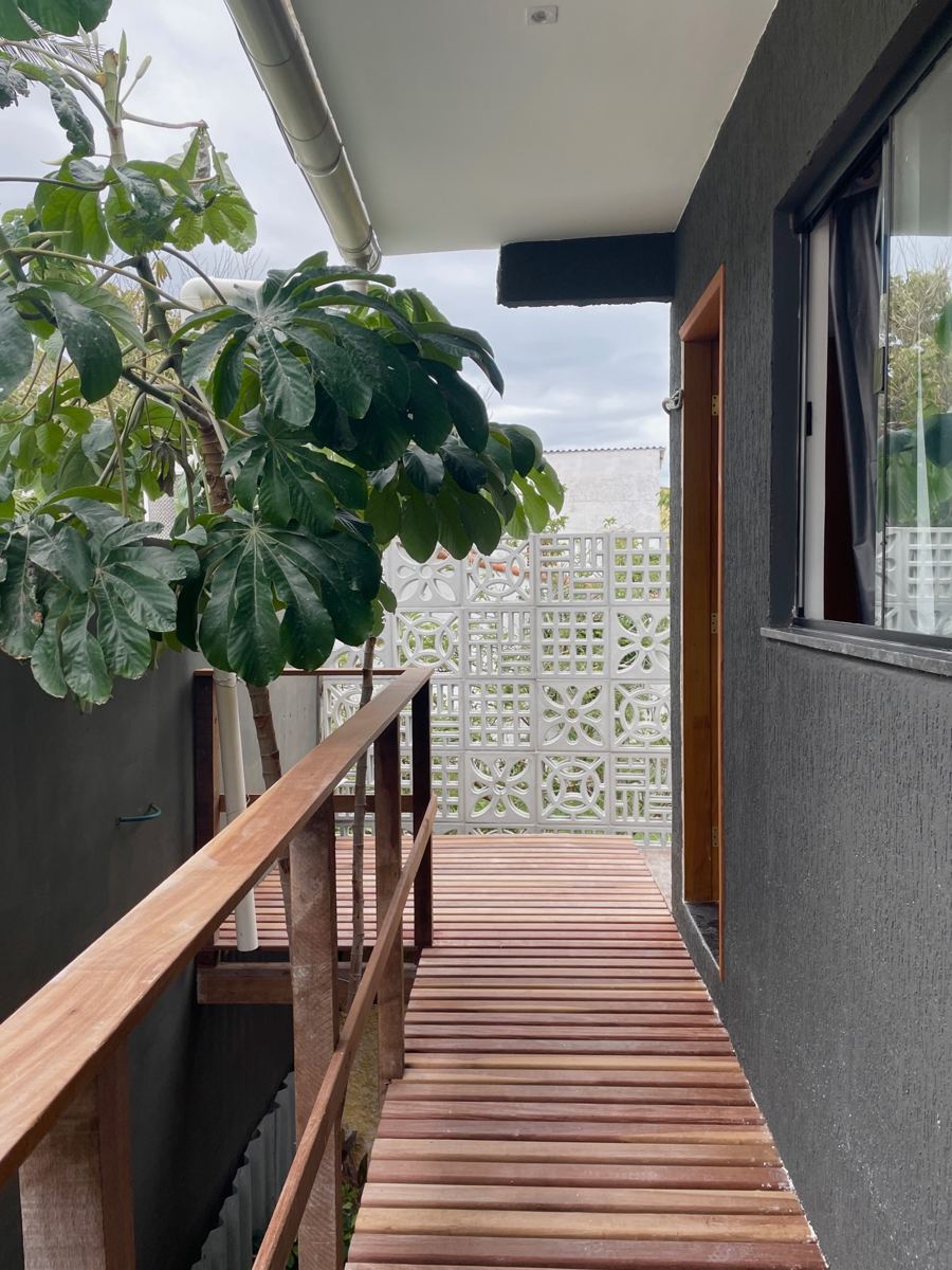Varanda de madeira em frente às suítes